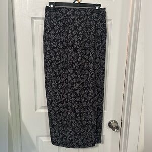 Adjustable skirt with pockets